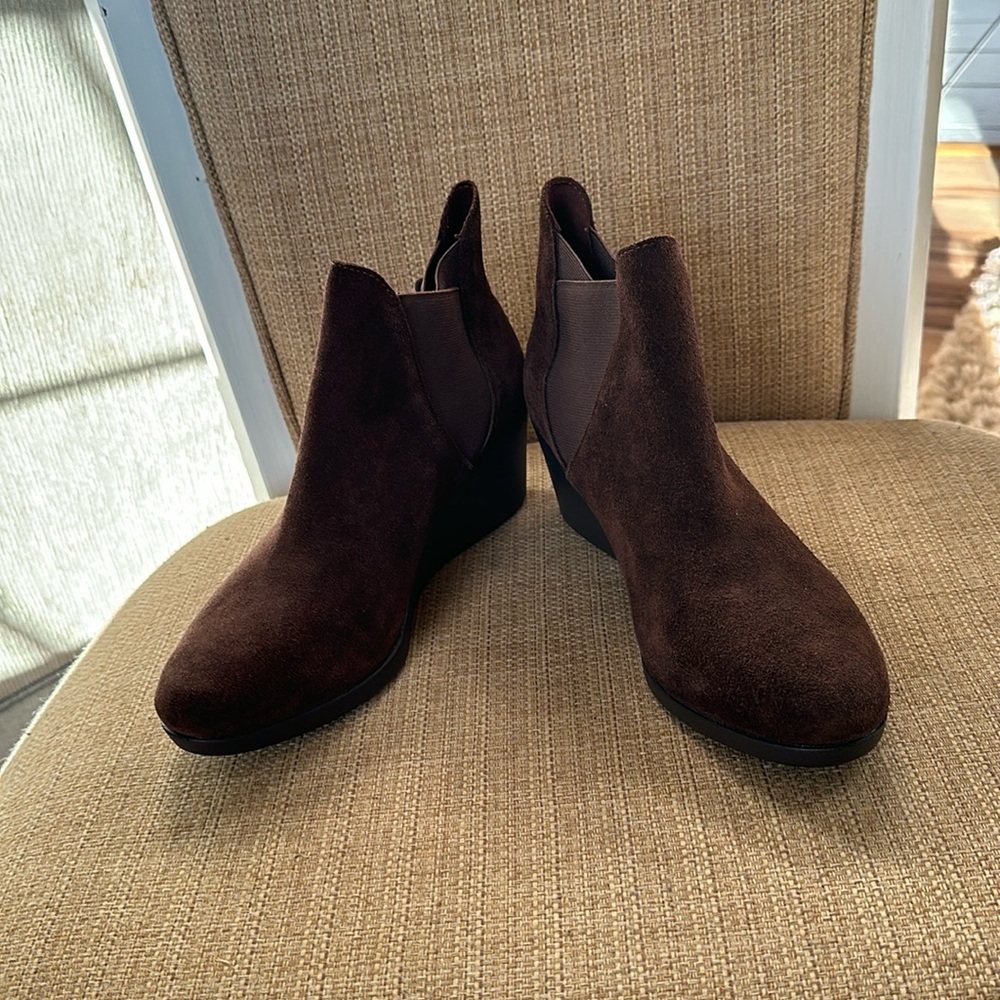 Croc women size 9 suede wedge boot new